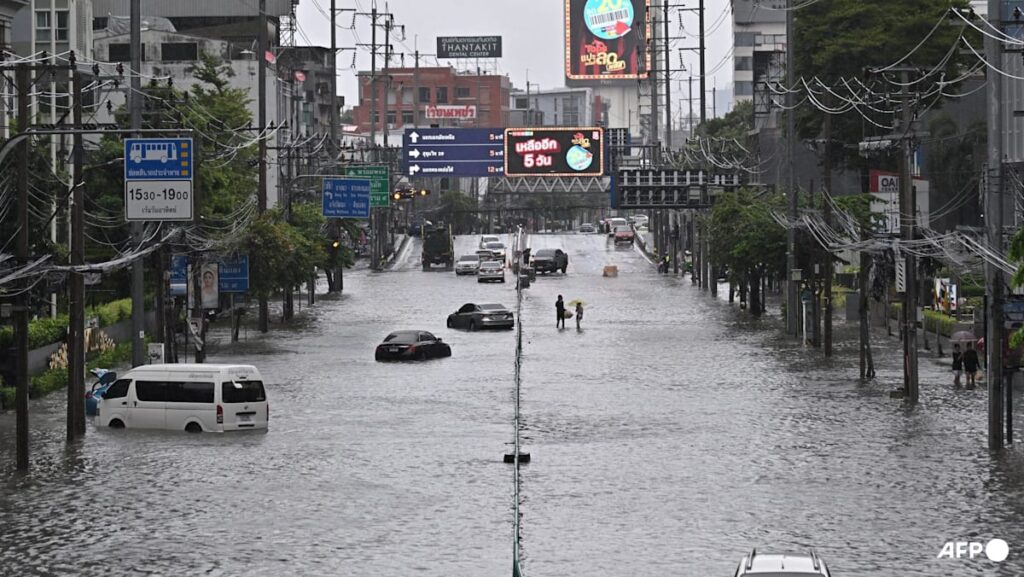 Heavy rain and flooding in Bangkok disrupts traffic and prompts evacuations