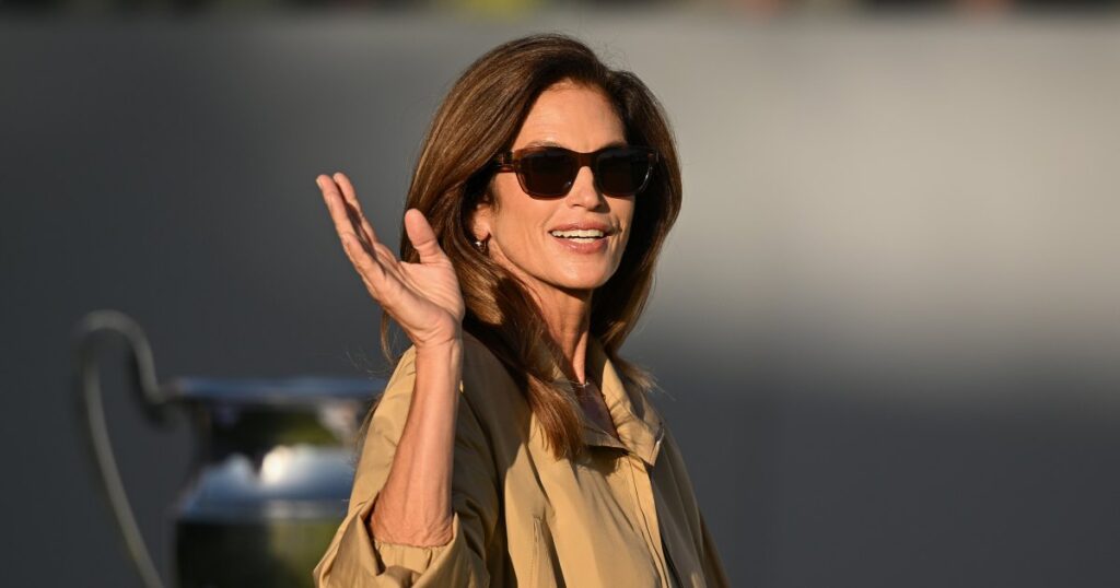 Cindy Crawford Wore the California-Cool Version of a Summer-to-Fall Jacket — It’s Not Denim!